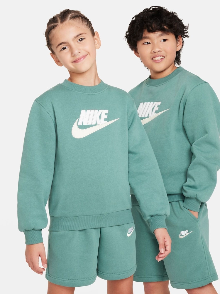 Nike Green Sweatshirt and Shorts Tracksuit Set - Image 8 of 9