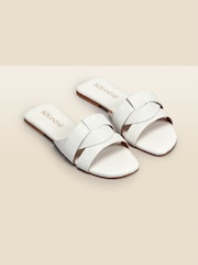 Sandalias tipo chinelas planas con correa cruzada, de piel con efecto cocodrilo, de Sosandar - Imagen 1 de 3