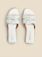 Sandalias tipo chinelas planas con correa cruzada, de piel con efecto cocodrilo, de Sosandar - Imagen 2 de 3