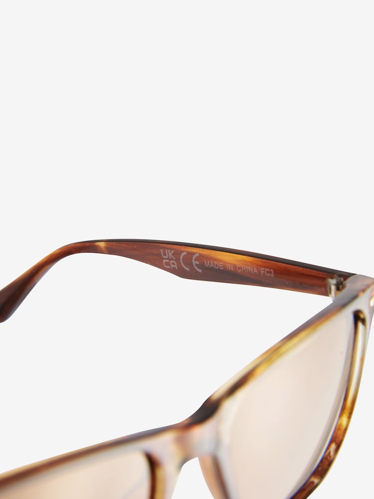 Braun - Next Polarised Wayfarer-Sonnenbrille mit Logo - Bild 6 von 6