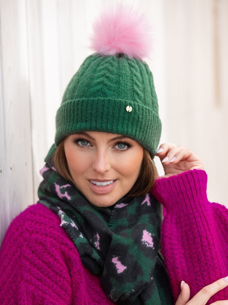 Grün und Pink - Pour Moi Strickmütze mit Zopfmuster und Kontrastbommel - Bild 1 von 3 Grün und Pink - Pour Moi Strickmütze mit Zopfmuster und Kontrastbommel - Bild 1 von 3