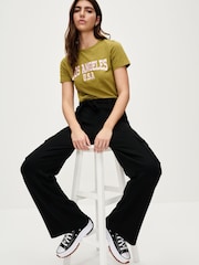 Schwarz - Geschmeidige Utility-Cargohose mit Stretchanteil, weitem Bein, Gürtel und hohem Bund - Bild 2 von 7