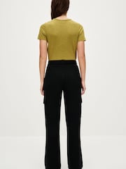 Schwarz - Geschmeidige Utility-Cargohose mit Stretchanteil, weitem Bein, Gürtel und hohem Bund - Bild 3 von 7