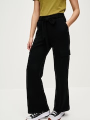 Schwarz - Geschmeidige Utility-Cargohose mit Stretchanteil, weitem Bein, Gürtel und hohem Bund - Bild 4 von 7