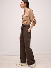 Schokoladenbraun - Geschmeidige Utility-Cargohose mit Stretchanteil, weitem Bein, Gürtel und hohem Bund - Bild 2 von 7