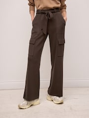 Schokoladenbraun - Geschmeidige Utility-Cargohose mit Stretchanteil, weitem Bein, Gürtel und hohem Bund - Bild 3 von 7