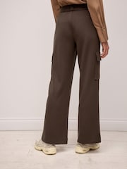Schokoladenbraun - Geschmeidige Utility-Cargohose mit Stretchanteil, weitem Bein, Gürtel und hohem Bund - Bild 4 von 7