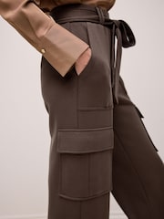 Schokoladenbraun - Geschmeidige Utility-Cargohose mit Stretchanteil, weitem Bein, Gürtel und hohem Bund - Bild 5 von 7