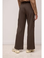 Schokoladenbraun - Geschmeidige Utility-Cargohose mit Stretchanteil, weitem Bein, Gürtel und hohem Bund - Bild 6 von 7