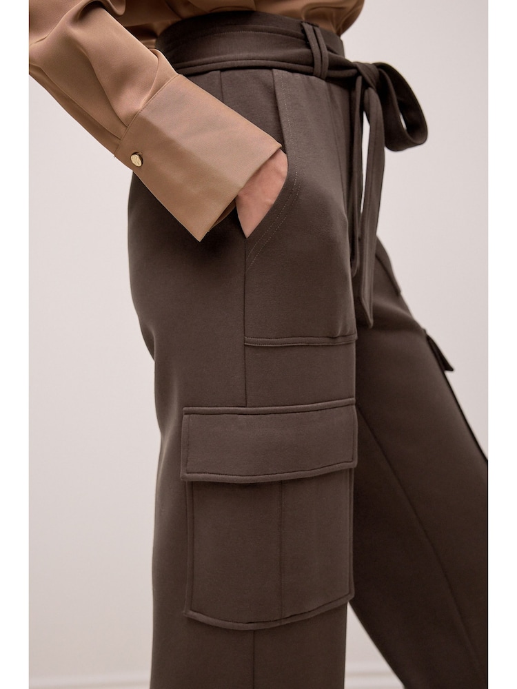 Schokoladenbraun - Geschmeidige Utility-Cargohose mit Stretchanteil, weitem Bein, Gürtel und hohem Bund - Bild 7 von 7 Schokoladenbraun - Geschmeidige Utility-Cargohose mit Stretchanteil, weitem Bein, Gürtel und hohem Bund - Bild 7 von 7
