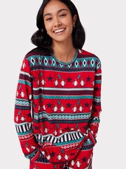 Langes Pyjama-Set aus recycelten Fasern von Chelsea Peers in Rot und Grün mit Karnevalspinguin und Fair-Isle-Print - Bild 1 von 5