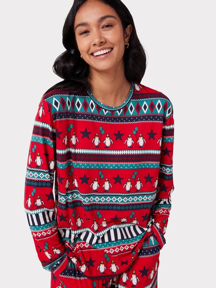 Langes Pyjama-Set aus recycelten Fasern von Chelsea Peers in Rot und Grün mit Karnevalspinguin und Fair-Isle-Print - Bild 1 von 5