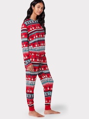 Langes Pyjama-Set aus recycelten Fasern von Chelsea Peers in Rot und Grün mit Karnevalspinguin und Fair-Isle-Print - Bild 3 von 5