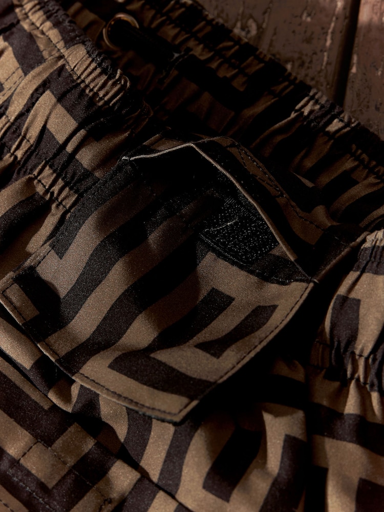 Schwarz/Gold mit Monogrammprint - Bedruckte Badehose - Bild 13 von 13 Schwarz/Gold mit Monogrammprint - Bedruckte Badehose - Bild 13 von 13