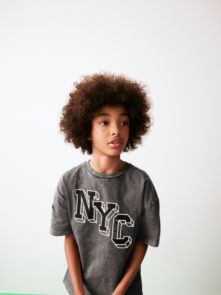 Grau - Kurzärmeliges T-Shirt mit Grafikprint in Relaxed-Fit (3–16 J.) - Bild 1 von 9 Grau - Kurzärmeliges T-Shirt mit Grafikprint in Relaxed-Fit (3–16 J.) - Bild 1 von 9