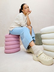 Porzellan/Weiß - Crocs klassische Clogs mit flauschigem Futter und Plateausohle - Bild 5 von 6