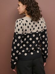 Schwarz und Neutral gepunktet - Langarm-Strickpullover mit Rundhalsausschnitt und Muster - Image 3 of 6