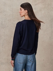 Marineblau mit Regenbogenschleifen - Langärmliger bestickter Pullover mit Rundhalsausschnitt - Bild 3 von 6