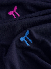Marineblau mit Regenbogenschleifen - Langärmliger bestickter Pullover mit Rundhalsausschnitt - Bild 6 von 6