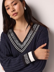 Marineblau/blau - Minikleid aus geripptem Strickpullover mit V-Ausschnitt und Kontraststreifen - Bild 3 von 6