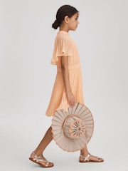 Vestido a media pierna plisado con manga tipo capa Verity de Reiss - Imagen 3 de 4