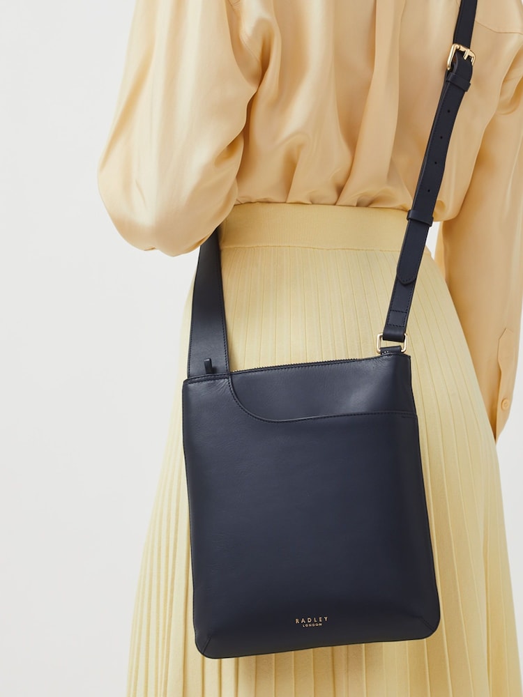 Marineblau - Radley London Medium Pockets Icon Zip Top Cross-Body Bag - Bild 1 von 6 Marineblau - Radley London Medium Pockets Icon Zip Top Cross-Body Bag - Bild 1 von 6