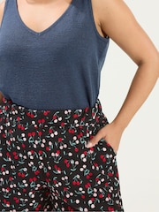 Yours Curve Black Crinkle Shorts - Image 4 of 5