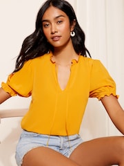 Friends Like These – Kurzärmlige, gewebte Bluse mit Bindeband am Kragen - Bild 1 von 4