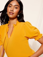 Friends Like These – Kurzärmlige, gewebte Bluse mit Bindeband am Kragen - Bild 2 von 4
