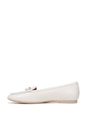 Bela - Naturalizer Layla Slip-on mokasini - Slika 2 iz 7