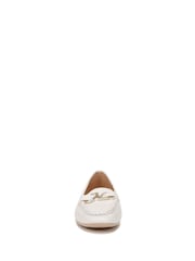 Bela - Naturalizer Layla Slip-on mokasini - Slika 4 iz 7