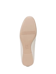 Bela - Naturalizer Layla Slip-on mokasini - Slika 7 iz 7