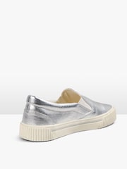 srebrna (barva); srebro - Športni copati Hush Gili Slip-on - Slika 2 iz 5