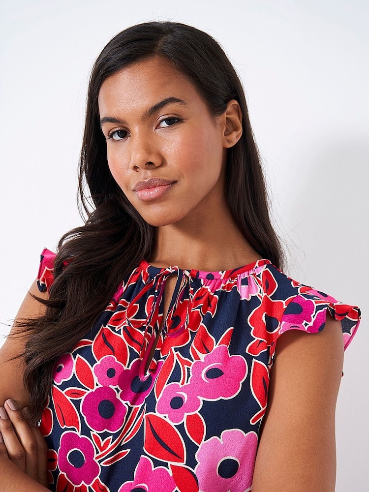 Crew Clothing Ondine ärmelloses Oberteil mit gerüschten Ärmelausschnitten und Floralmuster - Bild 2 von 4