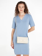 Tommy Hilfiger Umhängetasche mit elegantem Kettenriemen - Bild 2 von 4