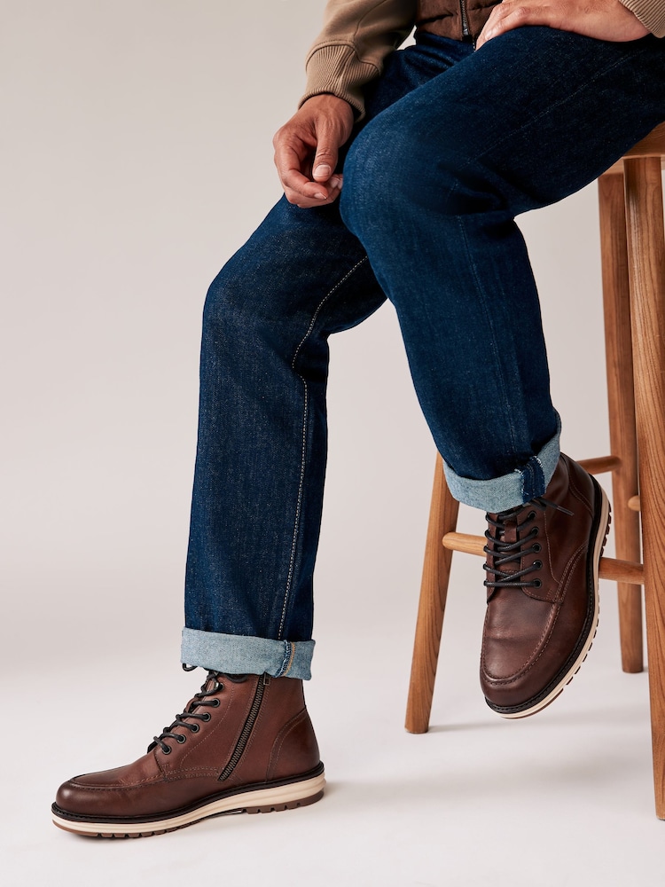 Braun - Sportliche Stiefel mit Ziernaht an der Zehenpartie und Reißverschluss - Bild 1 von 6