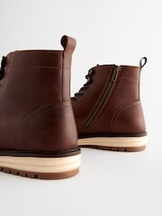 Braun - Sportliche Stiefel mit Ziernaht an der Zehenpartie und Reißverschluss - Bild 4 von 6