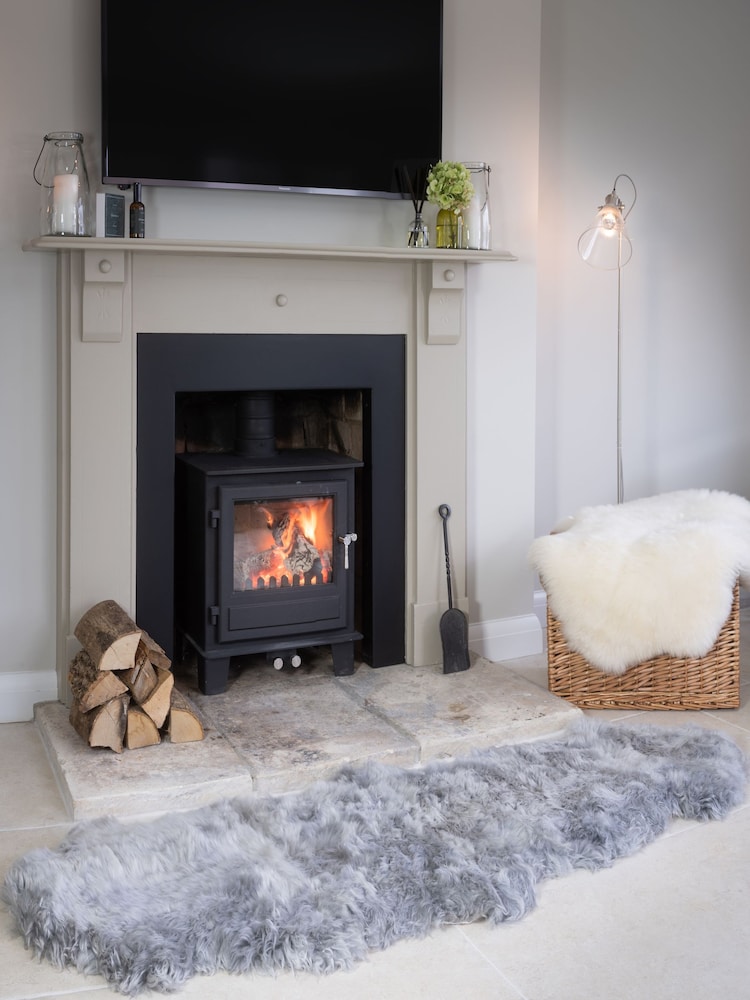 Naturally Sheepskins Silver Grey Double Sheepskin Rug - Image 5 of 5
