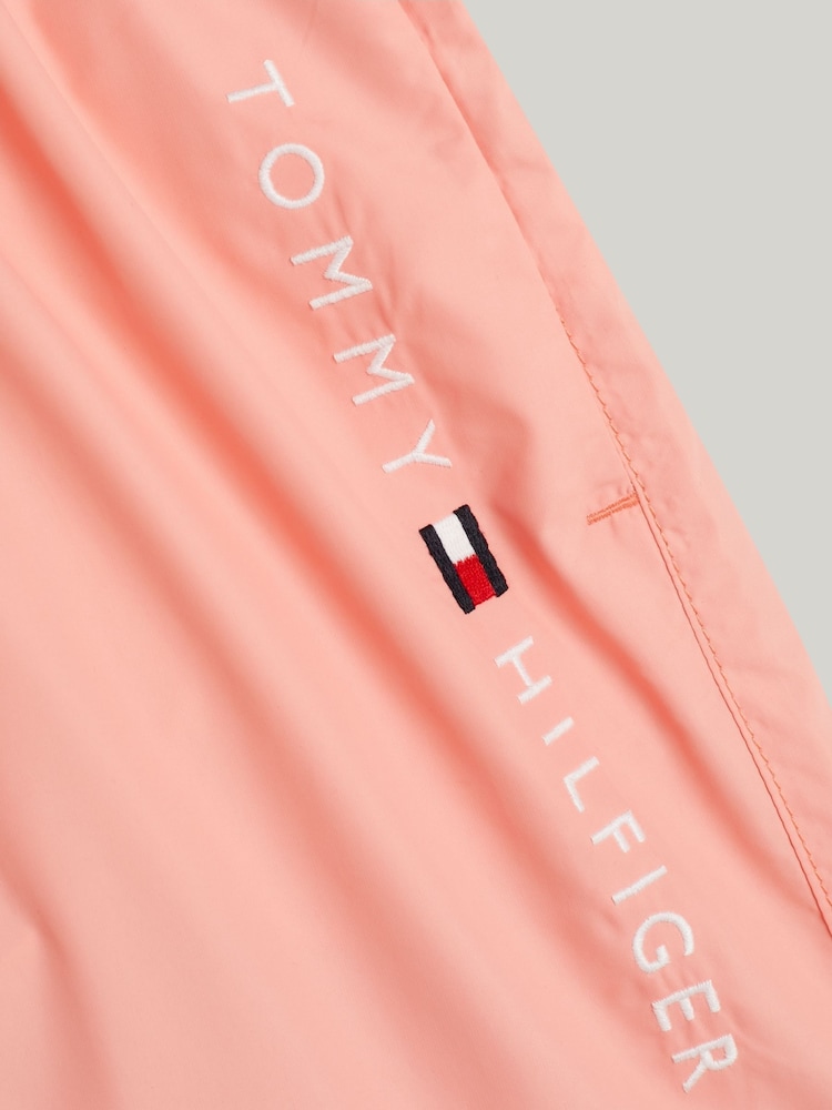 وردي - شورت سباحة متوسط الطول برباط شد من Tommy Hilfiger - صورة 3 من 3 وردي - شورت سباحة متوسط الطول برباط شد من Tommy Hilfiger - صورة 3 من 3