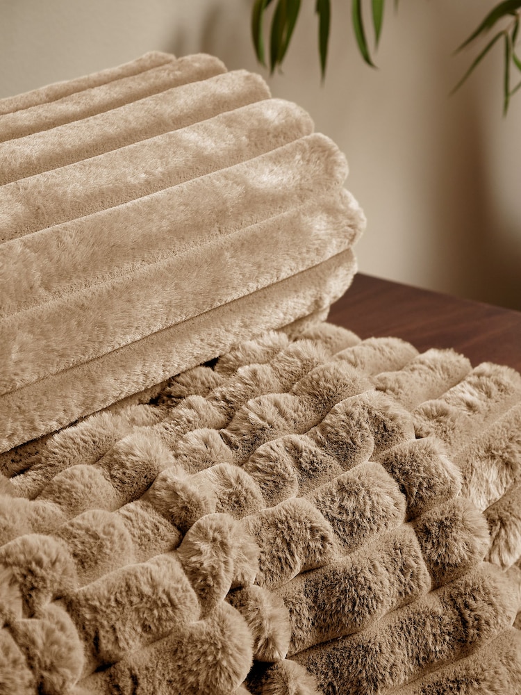 Catherine Lansfield Soft and Cosy Ribbed Faux Fur Throw - Image 2 of 4