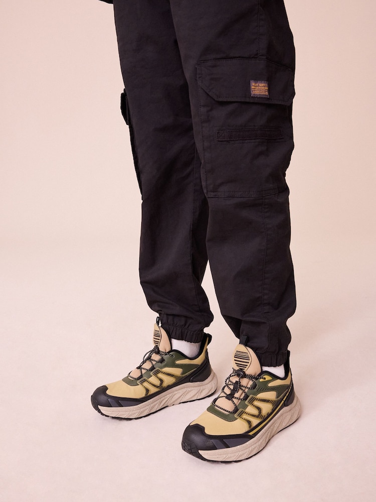 Neutrale Farbe - Warm gefütterte Turnschuhe mit elastischer Schnürung - Bild 1 von 10 Neutrale Farbe - Warm gefütterte Turnschuhe mit elastischer Schnürung - Bild 1 von 10