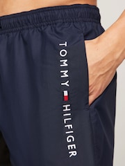 Tommy Hilfiger Mittellange Badeshorts mit Logo und Kordelzug - Bild 4 von 4