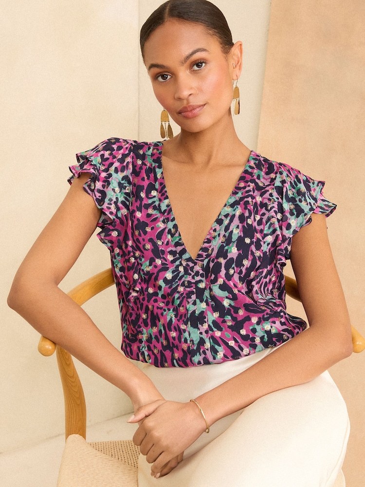 Love & Roses, Metallic-Bluse mit Rüschen, V-Ausschnitt und Bindeband hinten - Bild 1 von 4 Love & Roses, Metallic-Bluse mit Rüschen, V-Ausschnitt und Bindeband hinten - Bild 1 von 4