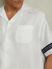 Reiss White/Navy Sharday Relaxed Embroidered Trim Cuban Collar Shirt - Image 3 of 5
