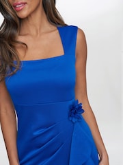 Gina Bacconi Patsy Maxikleid mit quadratischem Ausschnitt und 3D-Blume​​​​​​​ - Bild 4 von 5