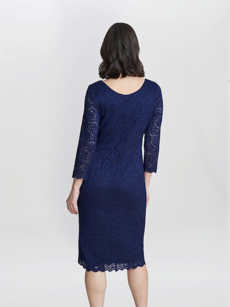Gina Bacconi Melody Spitzen-Wickelkleid, Blau - Bild 2 von 5 Gina Bacconi Melody Spitzen-Wickelkleid, Blau - Bild 2 von 5