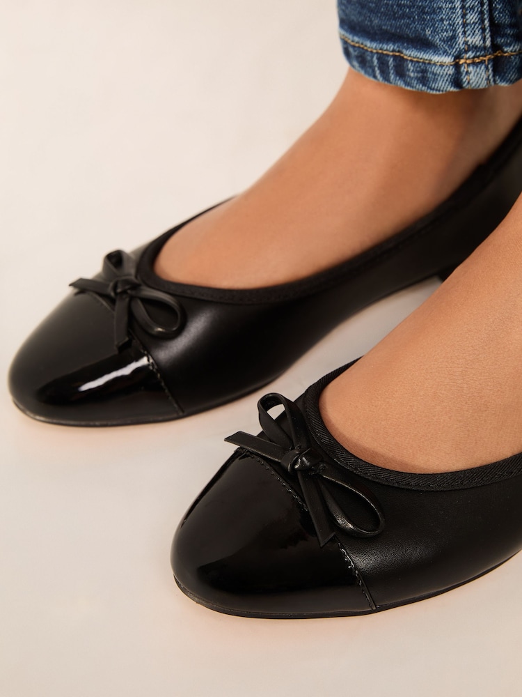 črna - Lipsy Flat ojačana konica; kapica pentlja Ballet lahki športni copati Faux Leather Work balerinke - Slika 2 iz 4 črna - Lipsy Flat ojačana konica; kapica pentlja Ballet lahki športni copati Faux Leather Work balerinke - Slika 2 iz 4