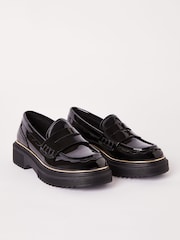 Zapatos escolares tipo mocasines de cuero sintético con suela gruesa Rand de Lipsy - Imagen 2 de 4