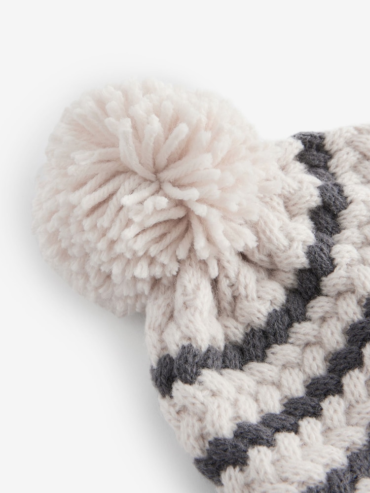 Bež/bela - dojenček Knitted Pom klobuki in kape; pokrivala (0mths-2yrs) - Slika 3 iz 3 Bež/bela - dojenček Knitted Pom klobuki in kape; pokrivala (0mths-2yrs) - Slika 3 iz 3