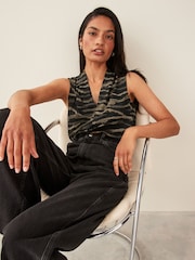С рисунком "зебра" - V-Neck Sleeveless Blouse - Изображение 1 из 5